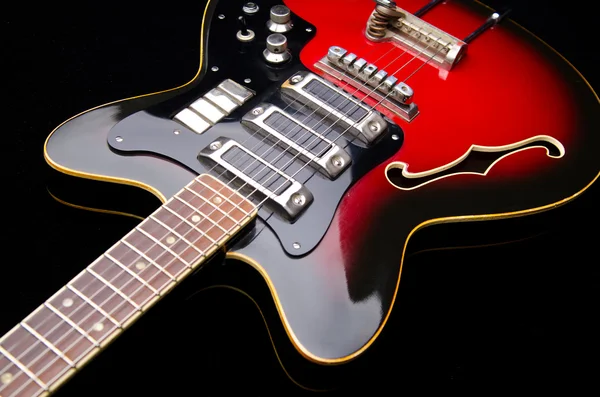 Крупный план музыкальной гитары — стоковое фото