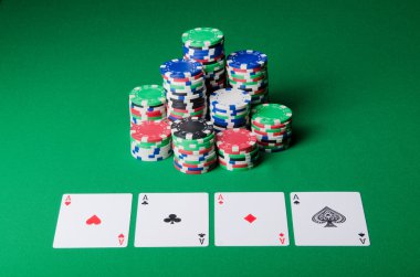 Casino konseptiyle yongaları ve kartları