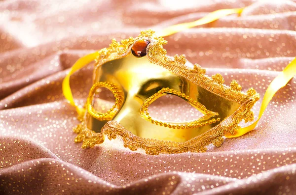 サテンの背景の上の黄金のマスク — ストック写真