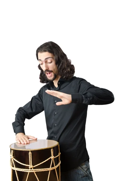 Барабанщик с барабаном играет на белом — стоковое фото