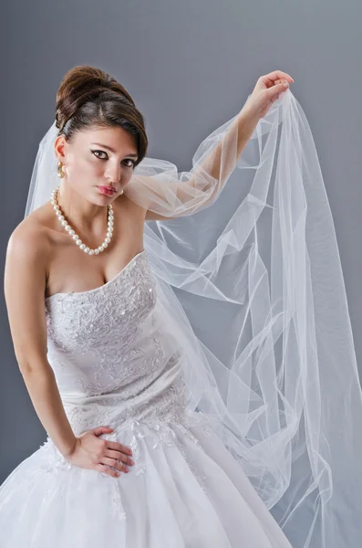 Novia en vestido de novia en el estudio de rodaje —  Fotos de Stock