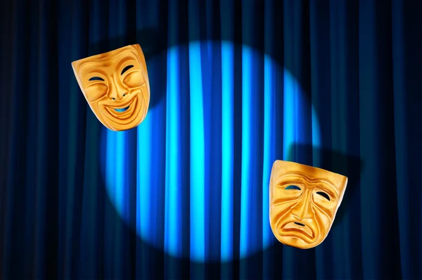 Tiyatro performansı kavramı ile maskeleri — Stok fotoğraf