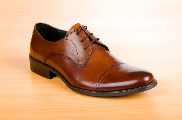 Brązowe buty na drewnianym stole — Zdjęcie stockowe