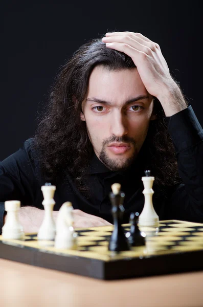 Joueur d'échecs jouant son jeu — Photo