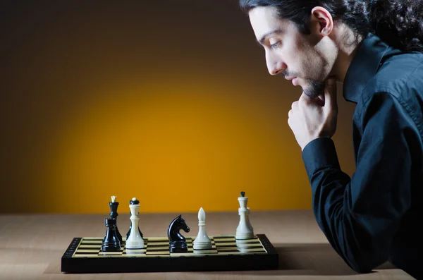 Jogador de xadrez jogando seu jogo — Fotografia de Stock