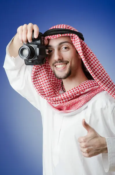 Fotógrafo árabe em estúdio de tiro — Fotografia de Stock