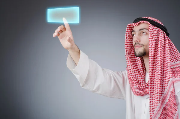 Jeune arabe appuyant sur des boutons virtuels — Photo