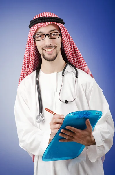 阿拉伯医生在工作室拍摄 — 图库照片