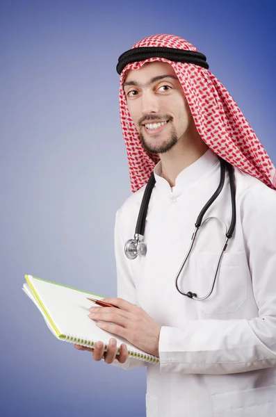 Árabe médico em estúdio de tiro — Fotografia de Stock