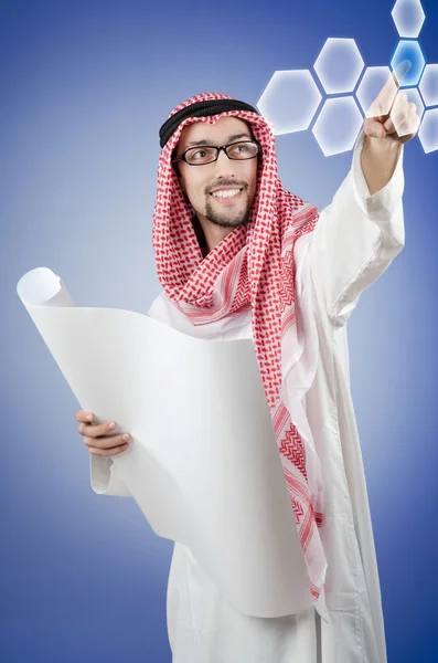 Junge Araber drücken virtuelle Tasten — Stockfoto