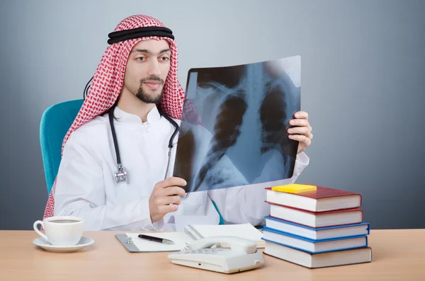 Médico árabe com impressão de raios-x — Fotografia de Stock