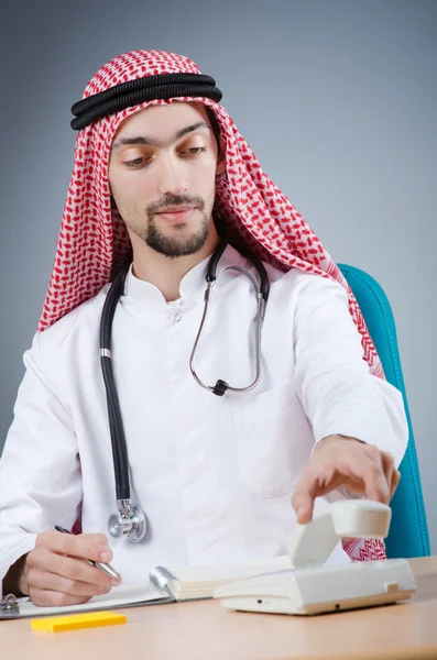 Medico arabo che lavora in ospedale — Foto Stock