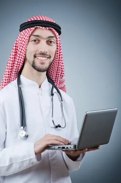Arabe médecin travaillant à l'hôpital — Photo