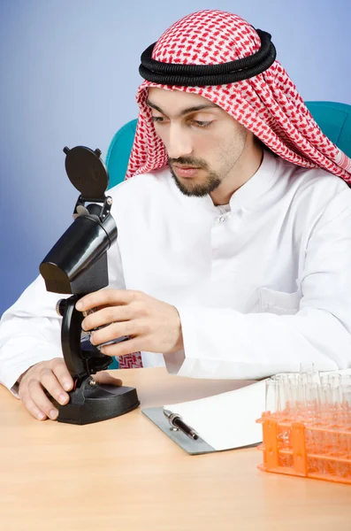 A laborban dolgozó Arab kémikus — Stock Fotó