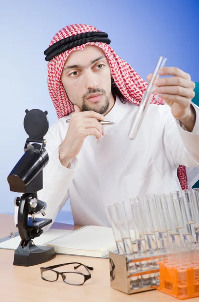 Arabischer Chemiker arbeitet im Labor — Stockfoto