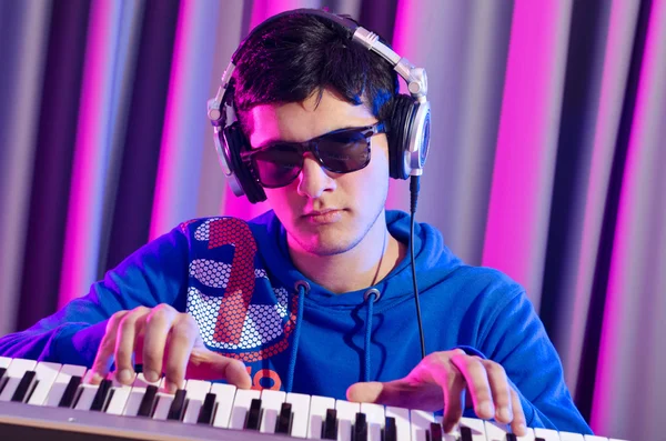 Genç dj onun müzik çalma — Stok fotoğraf