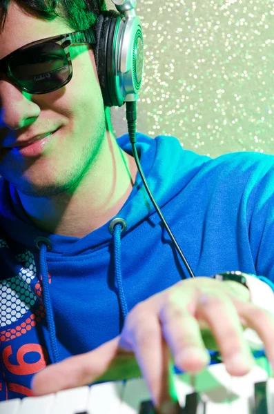 Junger DJ spielt seine Musik — Stockfoto