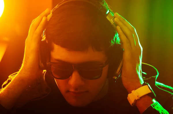DJ blandning musik på disco — Stockfoto