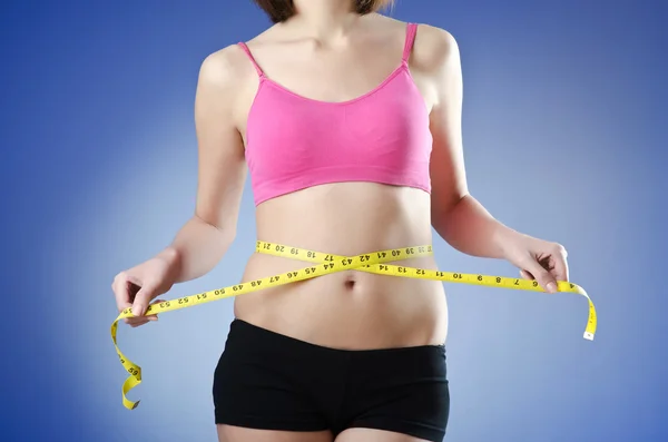Jonge dame in het op dieet zijn concept — Stockfoto