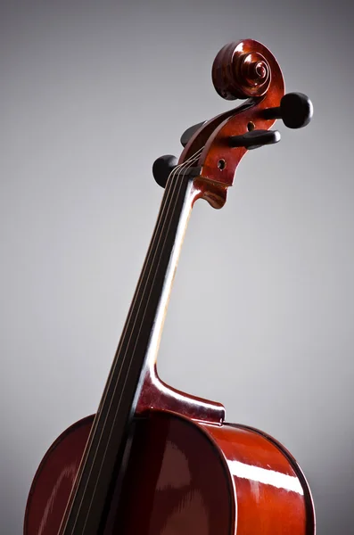 Violoncelo de música no quarto escuro — Fotografia de Stock