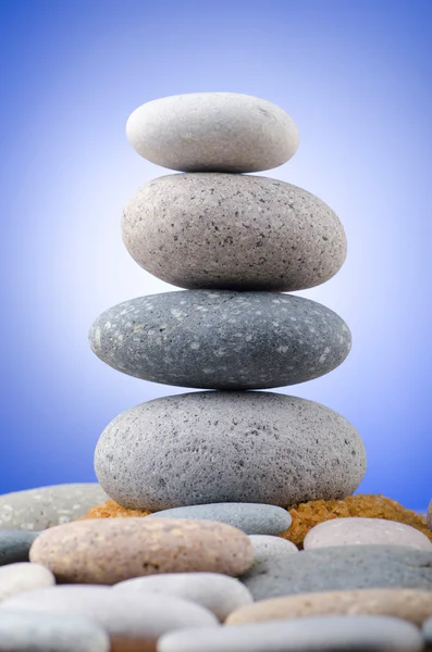 Evenwichtige steentjes met kleur achtergrond — Stockfoto