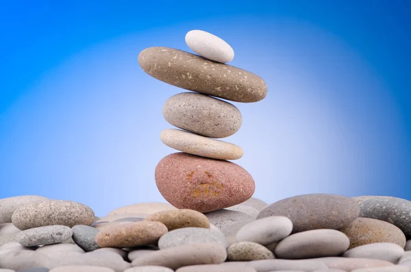 Pebbles stack mot lutning bakgrund — Stockfoto