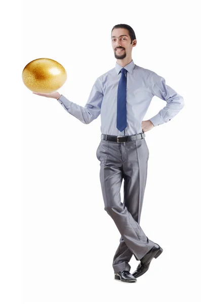 Чоловік і золоте яйце ізольовані на білому — стокове фото