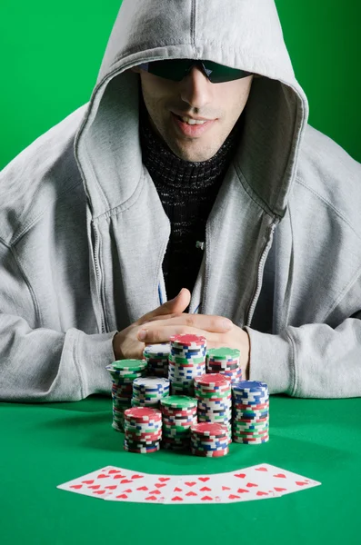Mann spielt im Casino — Stockfoto