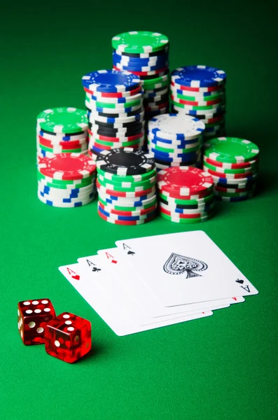 Viele Karten und Casino-Chips — Stockfoto