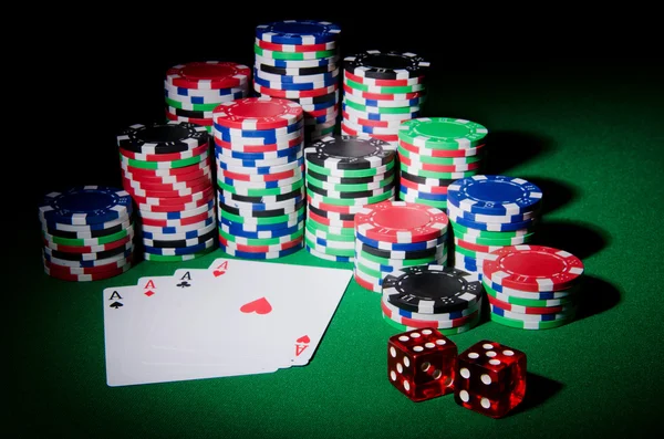 Concept de casino avec jetons et cartes — Photo