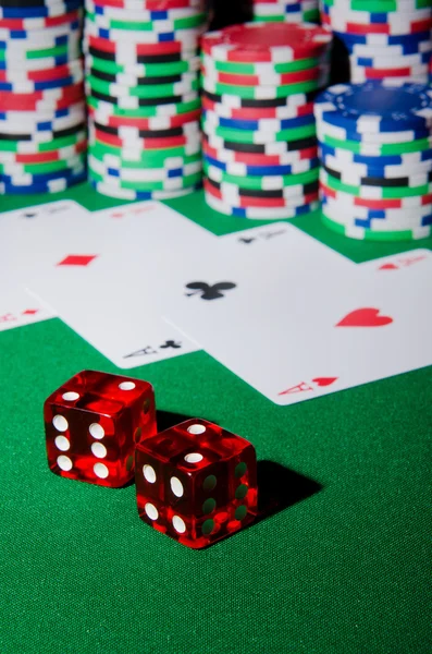 Casino konseptiyle yongaları ve kartları