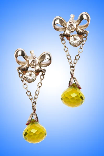 珠宝首饰概念与漂亮耳环 — 图库照片