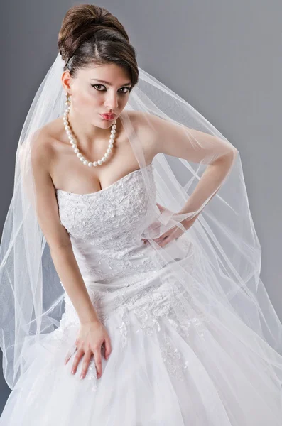 Mariée en robe de mariée en studio de tournage — Photo