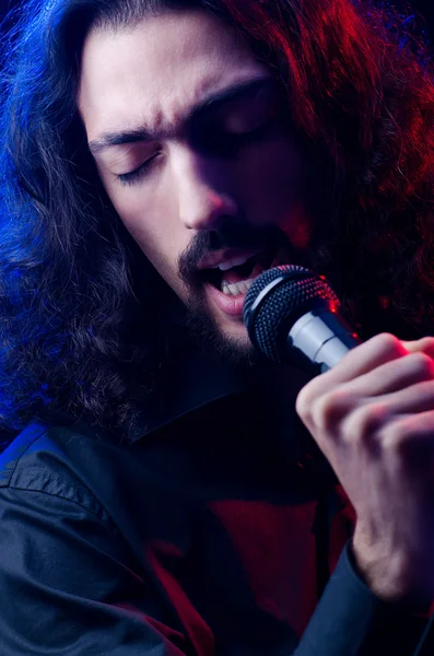Homme chantant au concert — Photo
