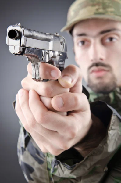 Soldado con arma de fuego en el estudio de tiro — Foto de Stock