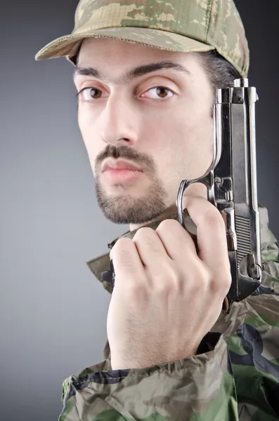Soldat avec arme à feu en studio — Photo