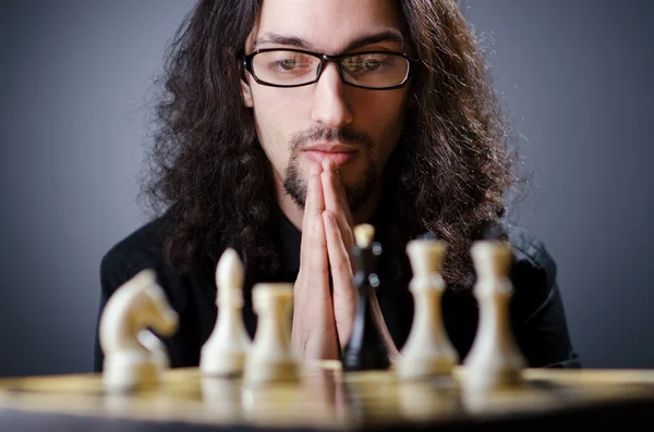 Σκακιστής που παίζει το παιχνίδι — Φωτογραφία Αρχείου