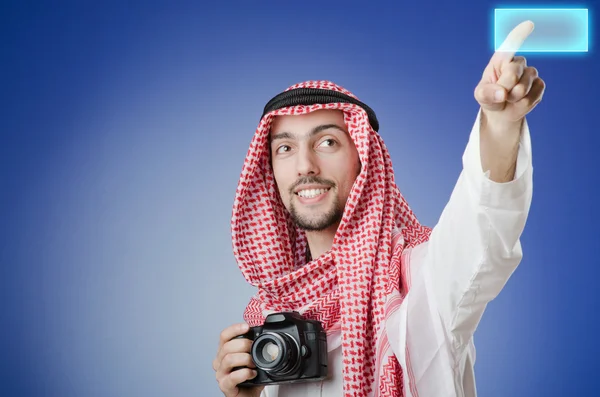 若いアラブを押す仮想ボタン — ストック写真