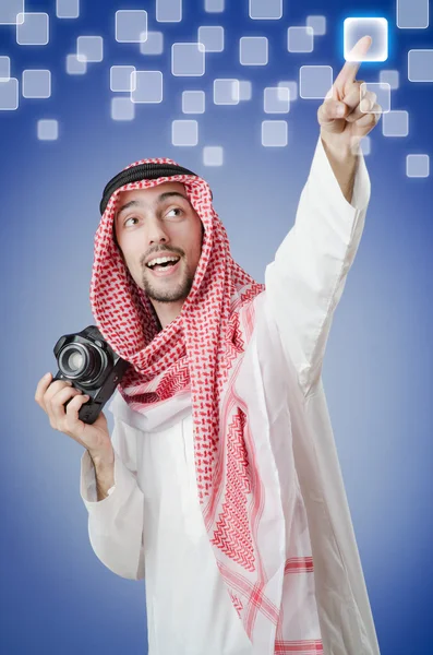 Joven árabe presionando botones virtuales — Foto de Stock