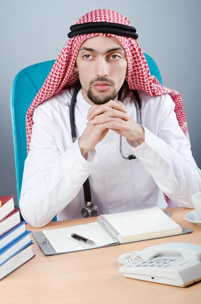 Arab orvos a kórházban dolgozó — Stock Fotó