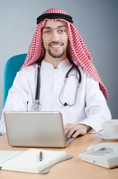 Арабский врач работает в больнице — стоковое фото