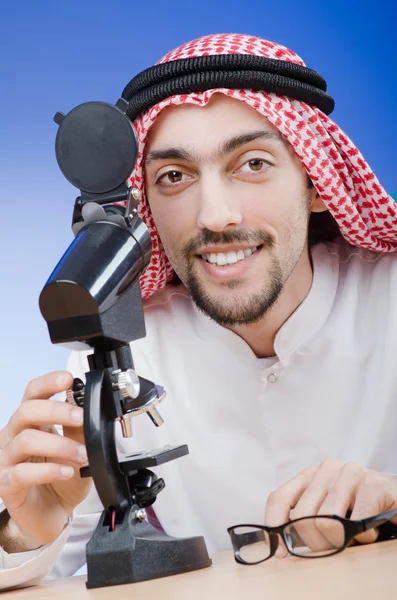 Arabské chemik pracující v laboratoři — Stock fotografie