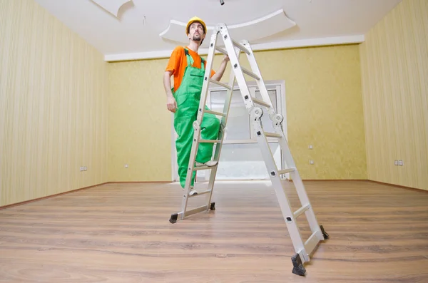 Boyama işi sırasında ressam işçi — Stok fotoğraf