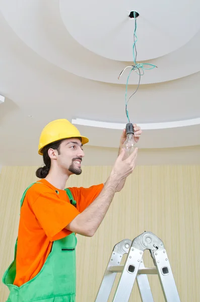 Electricista trabajando en la iluminación de cableado —  Fotos de Stock