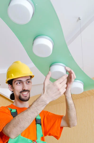Elektrikář pracuje na kabeláž osvětlení — Stock fotografie