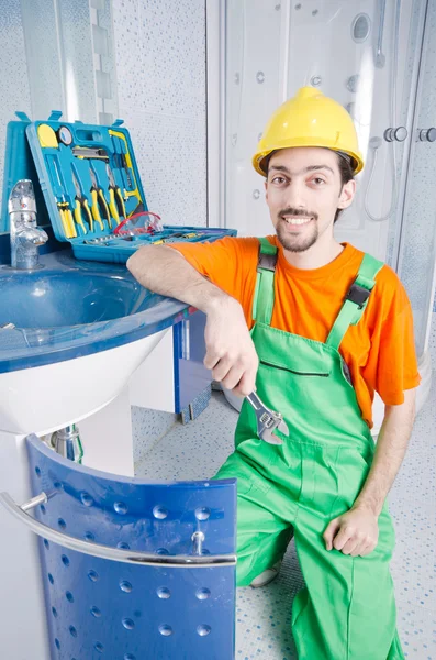 Vízvezeték-szerelő dolgozik a fürdőszobában — Stock Fotó
