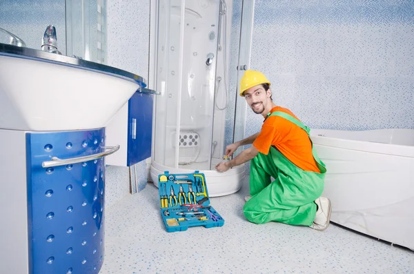 Hydraulik praca w łazience — Zdjęcie stockowe