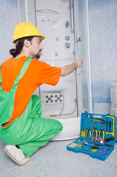 Loodgieter werken in de badkamer — Stockfoto