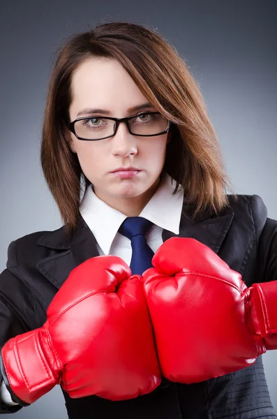 Giovane donna d'affari nel concetto di boxe — Foto Stock