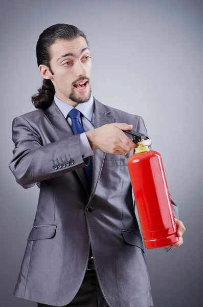 Man met brandblusser in brandbestrijding concept — Stockfoto